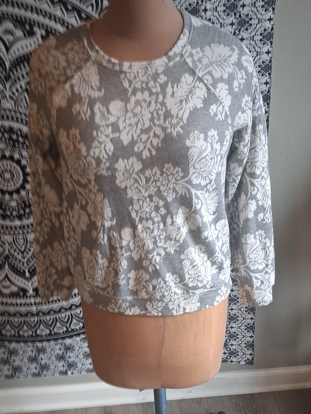 Knox Rose Gray and White Floral Crewneck Sweatshirt